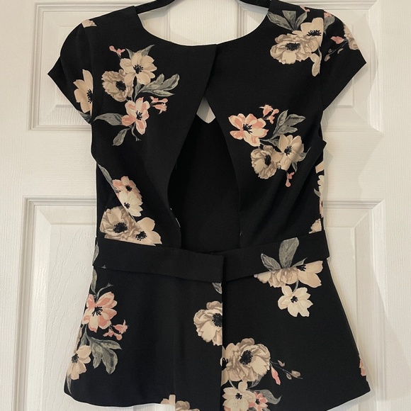 Dynamite - Women's - Peplum-style - Open Back - Floral Pattern - Blouse - Picture 2 of 4